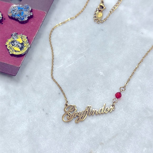 Harry Potter Gryffindor gold plated necklace and pin set - Picture 3 of 4